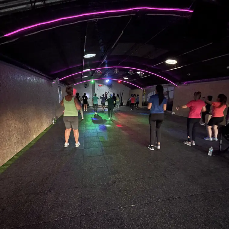 Pasillo de Zona Este con luces de neón rosas