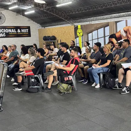 Socios en una charla en el salón de Golden Gym Zona Este